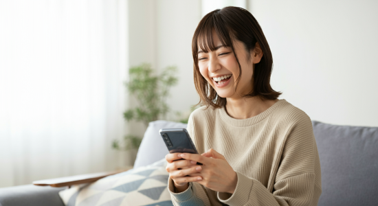 電話占いに満足して笑う女性